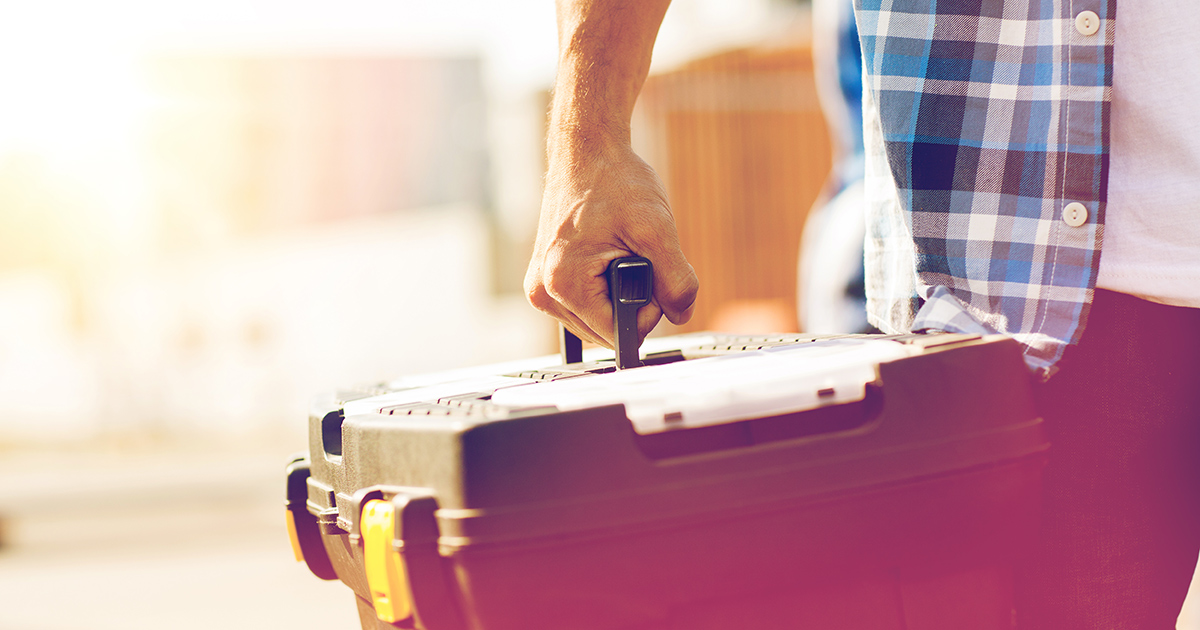 Bras tenant une boîte à outils