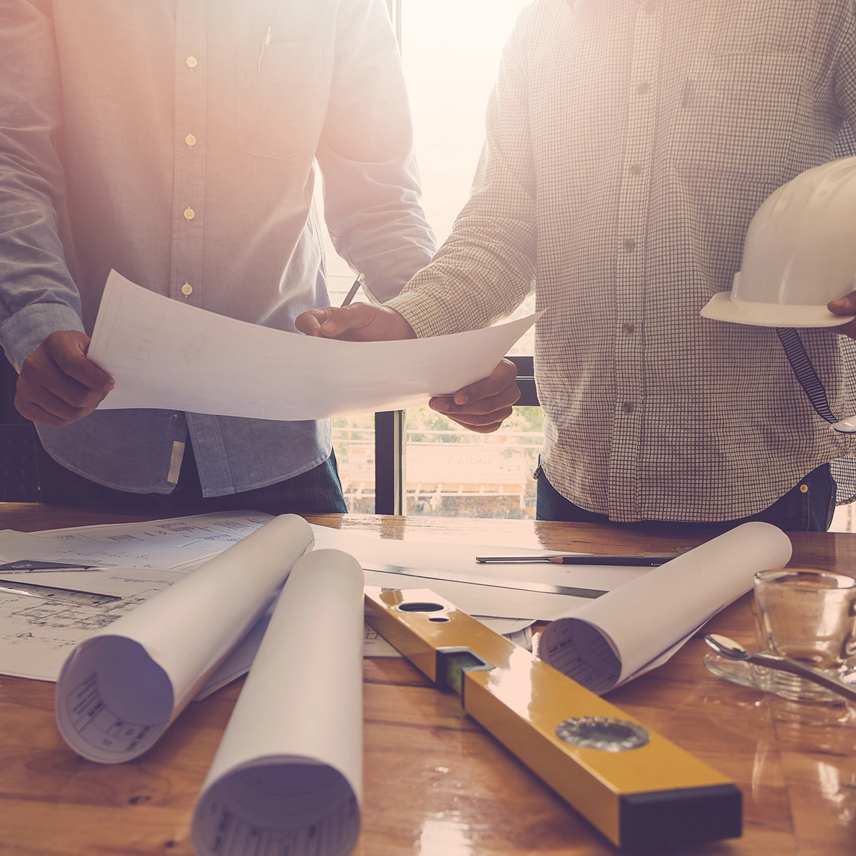 Les entrepreneurs mettent un plan sur la table