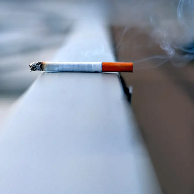 Gros plan sur un mégot de cigarette